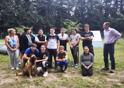 Élèves et de leur professeur du MFR accompagné d'un berger allemand et de l'éducatrice du centre canin de Sénas