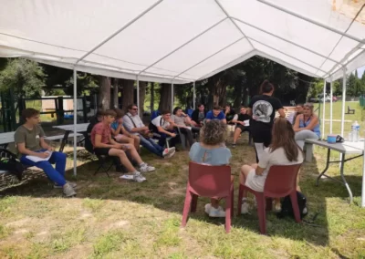 Groupe d'élèves du MFR attentif au cours de l'éducatrice canine de DOG IMPACT de Sénas