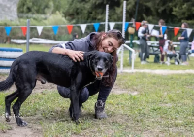 chien labrado avec une balle dans la gueule accompagné de sa maitresse