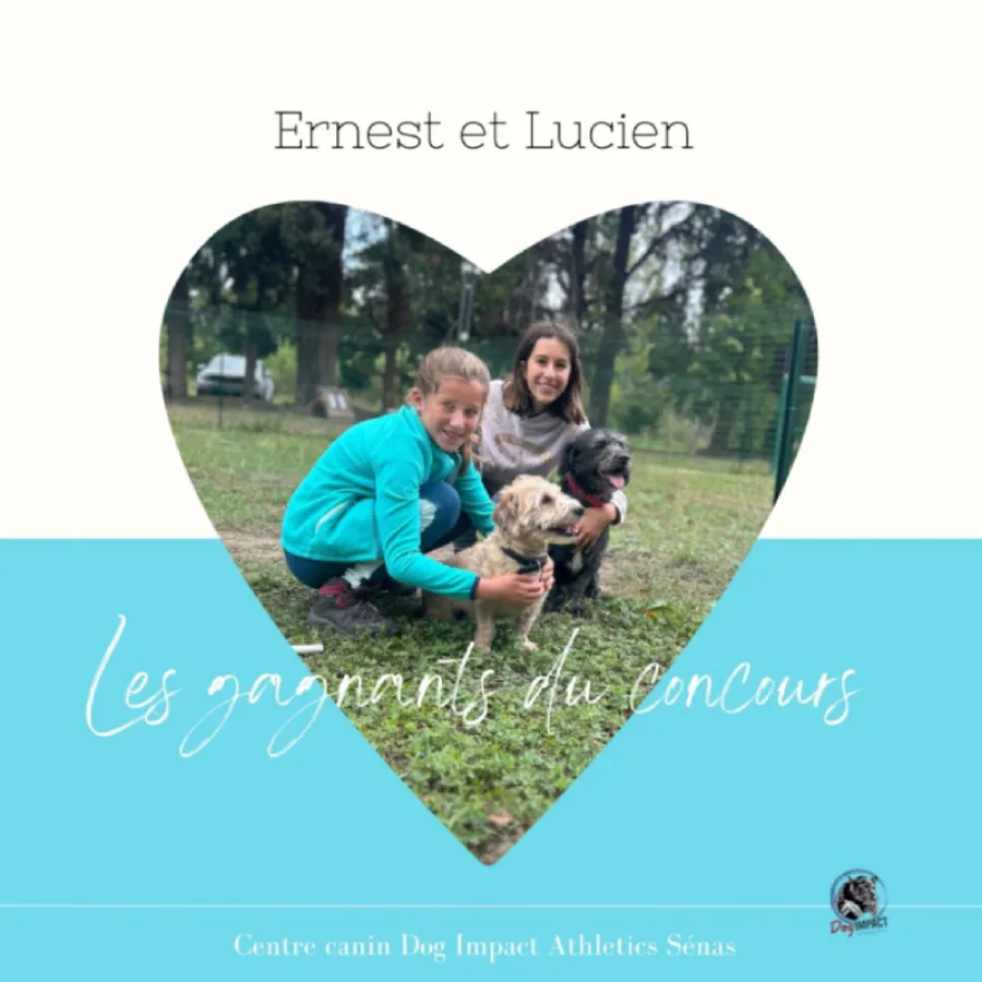 deux fillettes câlinent un chiens
