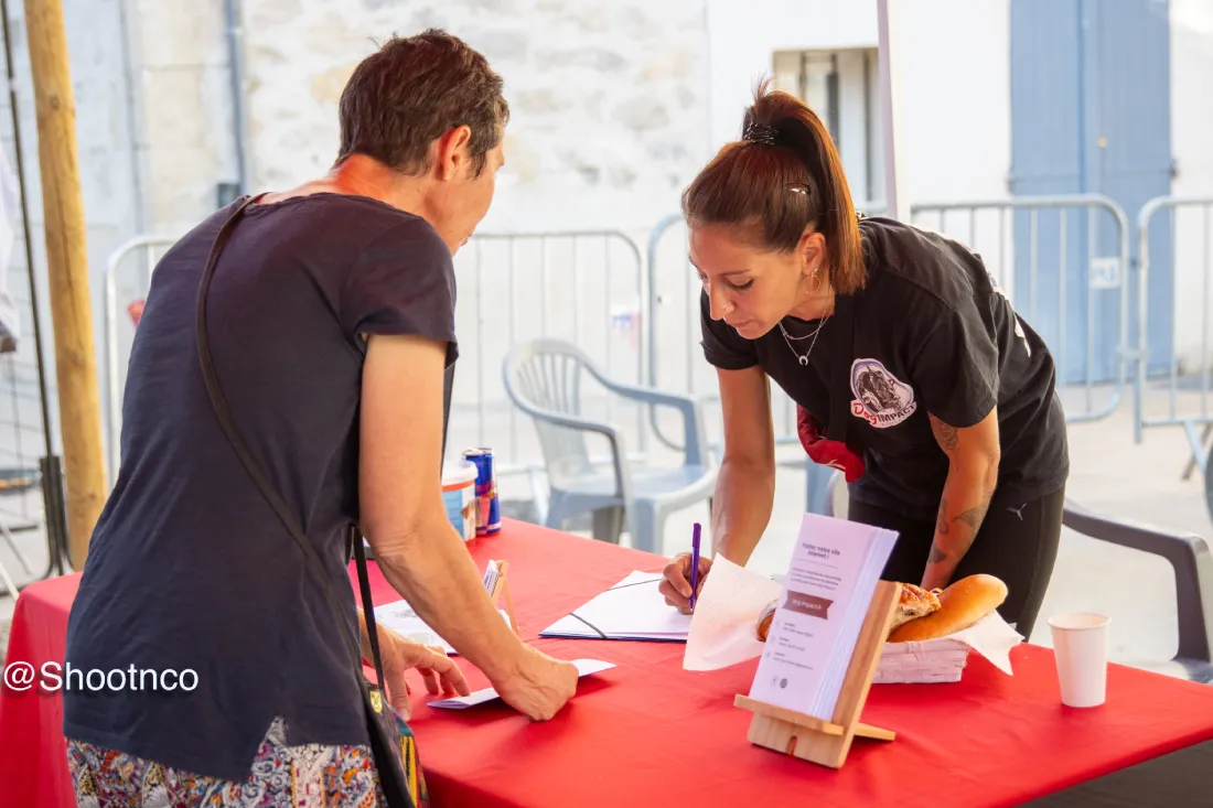 deux personnes qui échangent sur un stand